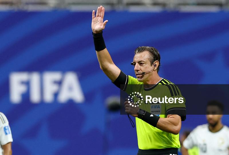 Fifa defende árbitro brasileiro após críticas de Trump