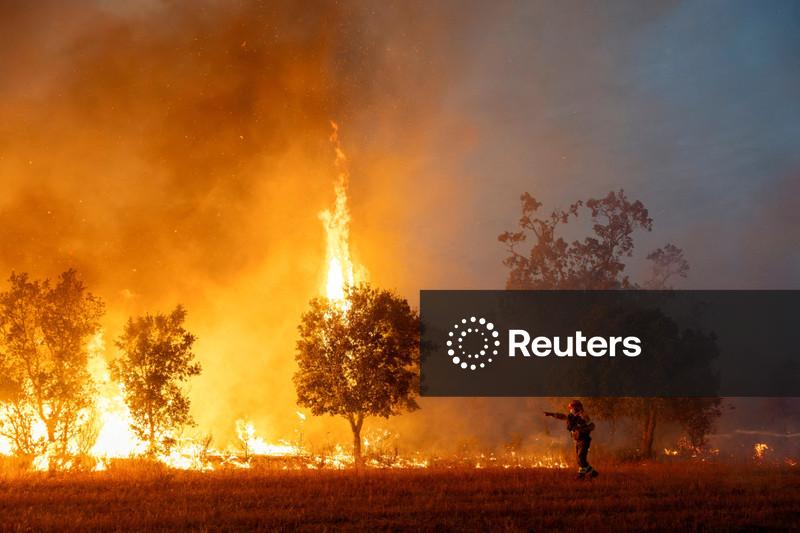 Bombeiros espanhóis e franceses sentem peso do trabalho ao combater incêndios de grandes proporções