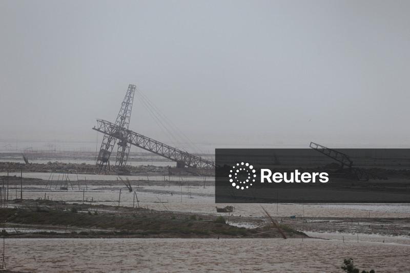 Enchentes intensas deixam estradas e veículos submersos no norte da China