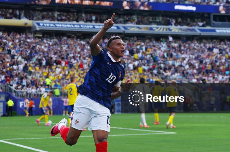 “Messi fará mais gols, mas eu quero o título”, diz Mbappé