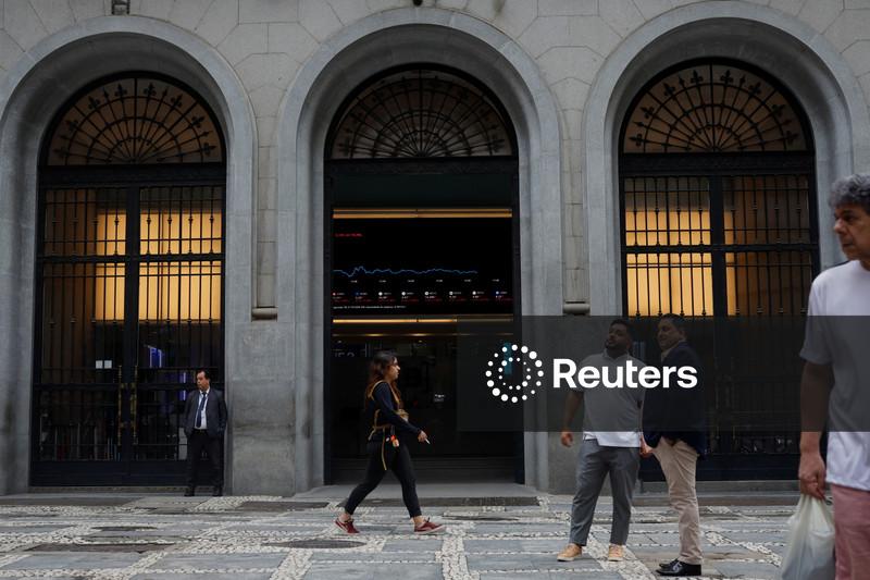 Ibovespa abre em alta com balanços e dados no foco
