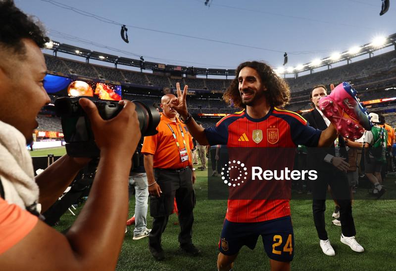 É hora de Cucurella fazer sua tatuagem, diz De la Fuente