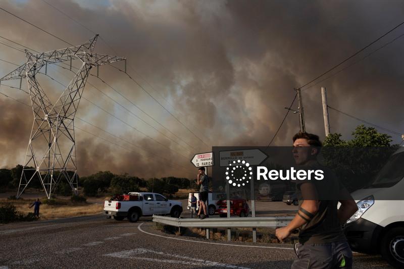 França, Espanha e Grécia combatem incêndios florestais enquanto Europa sofre com calor intenso