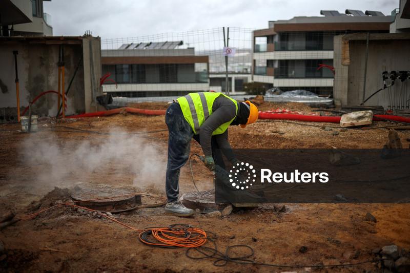 Restrições à imigração em Portugal afetam empresas de construção que trabalham para resolver crise imobiliária