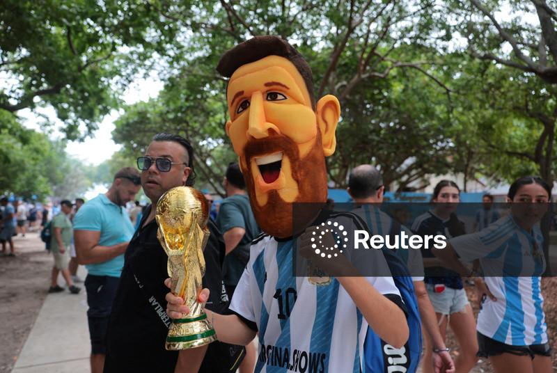 Scaloni elogia seu “12º jogador” enquanto torcedores argentinos chegam a Miami