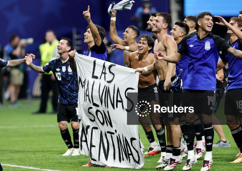 Jogadores argentinos exibem bandeira política sobre as Malvinas após partida contra a Inglaterra