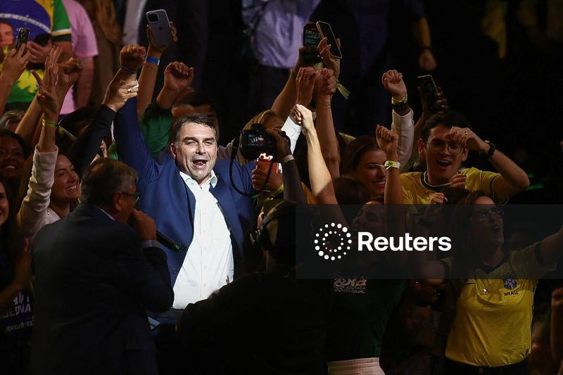 Flávio lança candidatura à Presidência com apoio de Michelle e Bolsonaro de IA