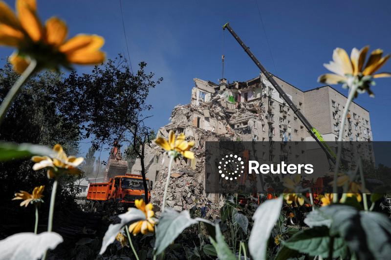 Equipes de resgate ucranianas removem escombros enquanto Kiev lamenta morte de 30 pessoas em ataque russo