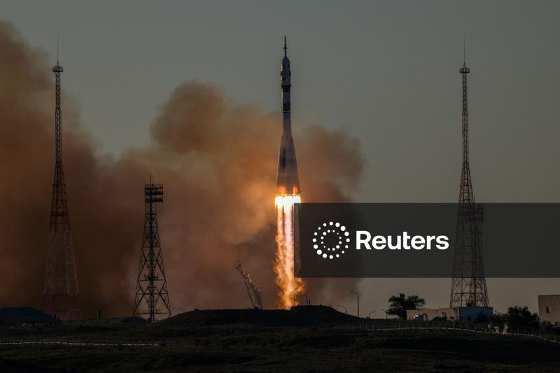 Rússia lança astronauta dos EUA e dois cosmonautas rumo à estação espacial, em rara visita de chefe da Nasa