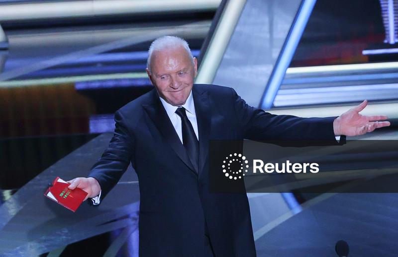 Aos 88 anos, Anthony Hopkins assina contrato com gravadora como compositor