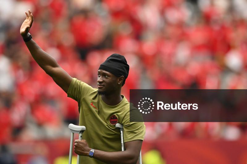 Mesmo com fratura, Kone segue ajudando seleção do Canadá fora de campo