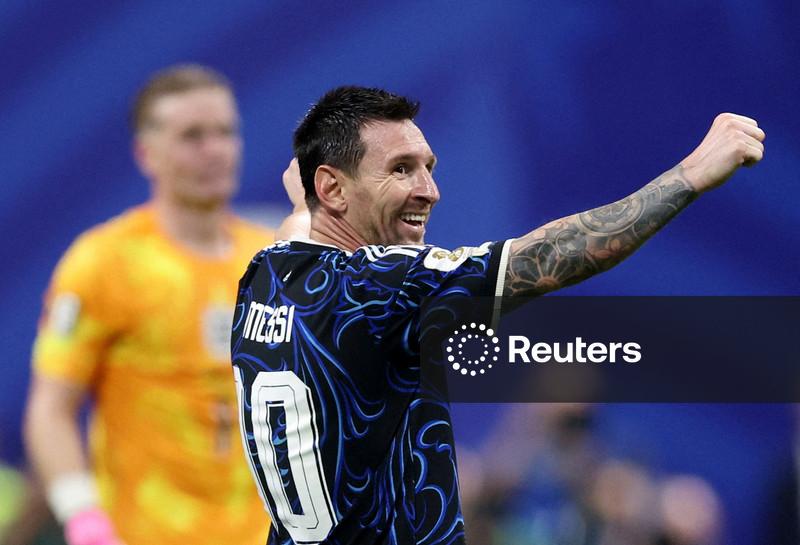 Sem gols, Messi se destaca pelo espírito coletivo para ajudar a Argentina a chegar a mais uma final