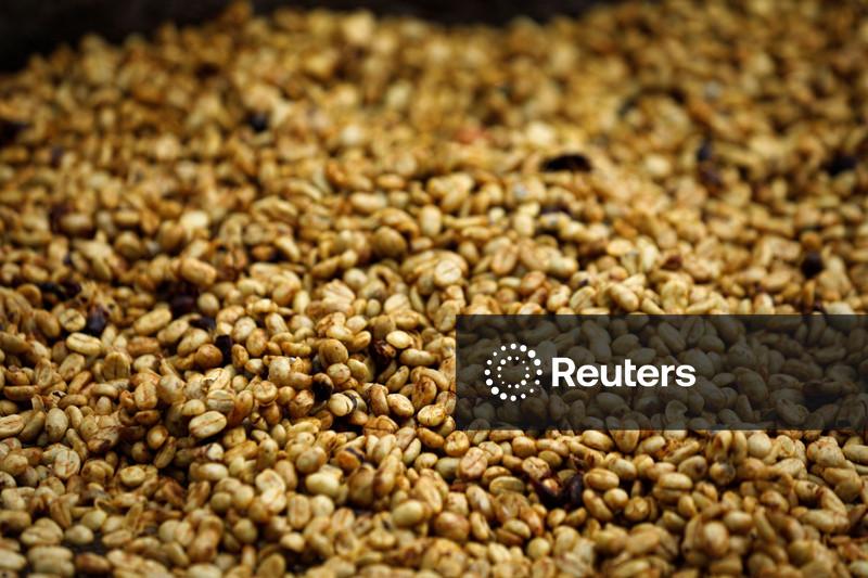 Café fecha com forte queda, enquanto mercado continua volátil
