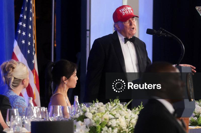 Trump mistura piadas com críticas em jantar em prol de liberdade de imprensa
