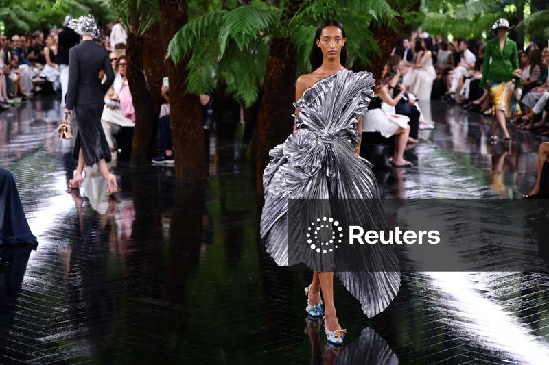 Dior mostra vestidos de alta costura plissados ​​e esculturais em Paris após vestir Taylor Swift em casamento