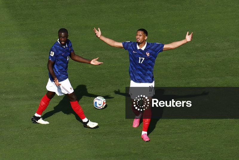 Zagueiros Saliba e Upamecano não participam de treino da França
