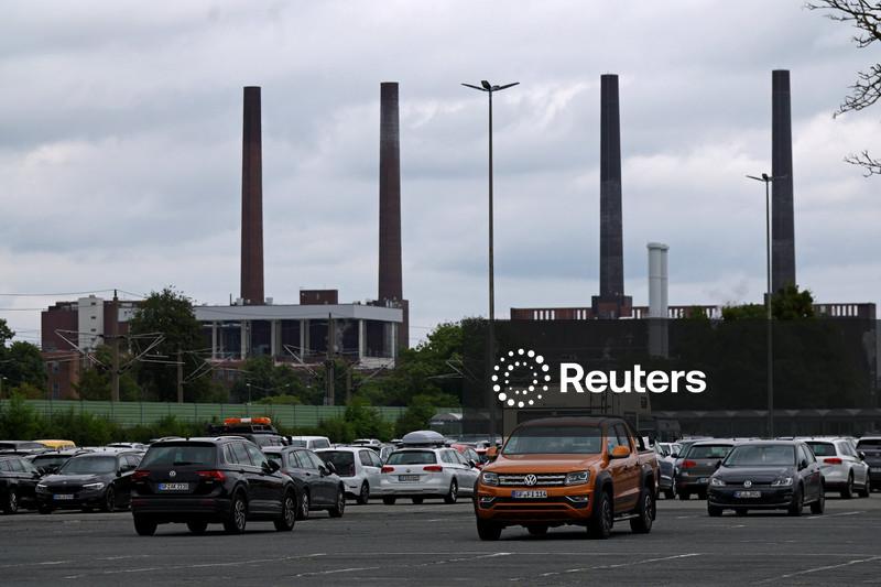 CEO da Volkswagen diz que mais 50 mil cortes de empregos podem ser necessários para fechar lacuna competitiva