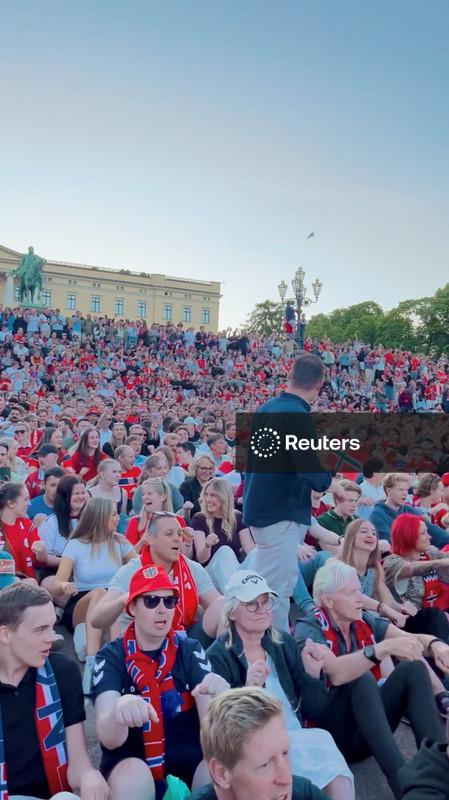 “Remada Viking” em massa, plantas arrancadas e trens amassados marcam comemorações dos noruegueses após classificação para oitavas da Copa do Mundo