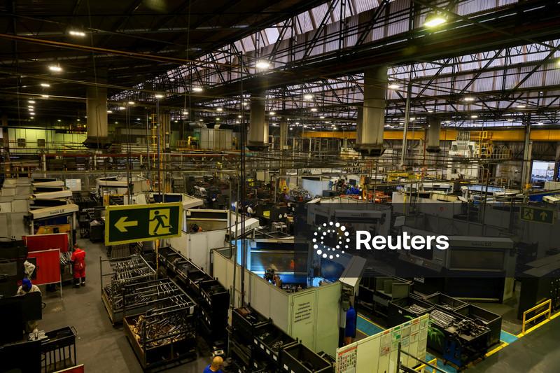 Indústria do Brasil volta a crescer em junho mas vendas e produção recuam, mostra PMI