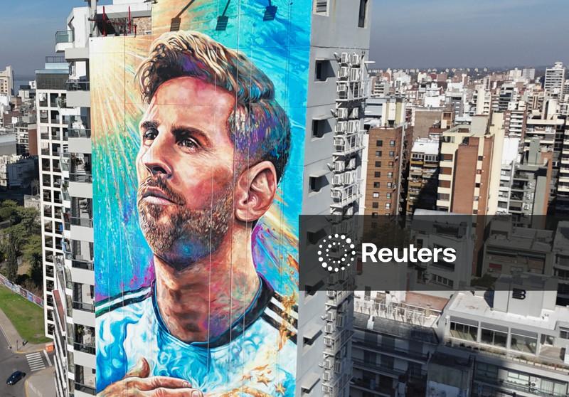 Artistas restauram mural gigante de Messi na Argentina e planejam pintar mais estrelas