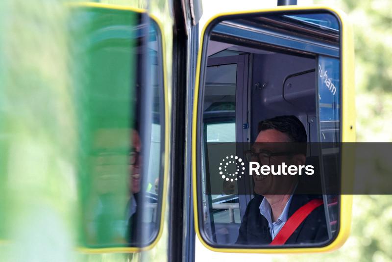 Novo premiê do Reino Unido mira tarifas de ônibus mais baratas em esforço para reduzir custo de vida