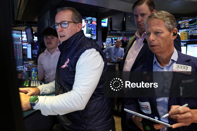 Wall St encerra sem direção única enquanto investidores se concentram nos resultados de tecnologia