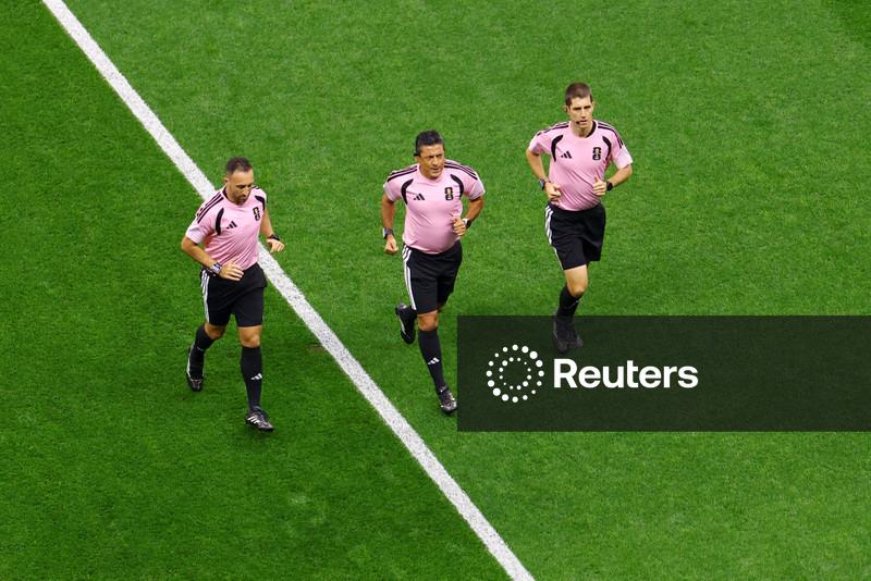 Corredores ocultos da Copa do Mundo: árbitros acompanham o ritmo e pressão dos jogadores