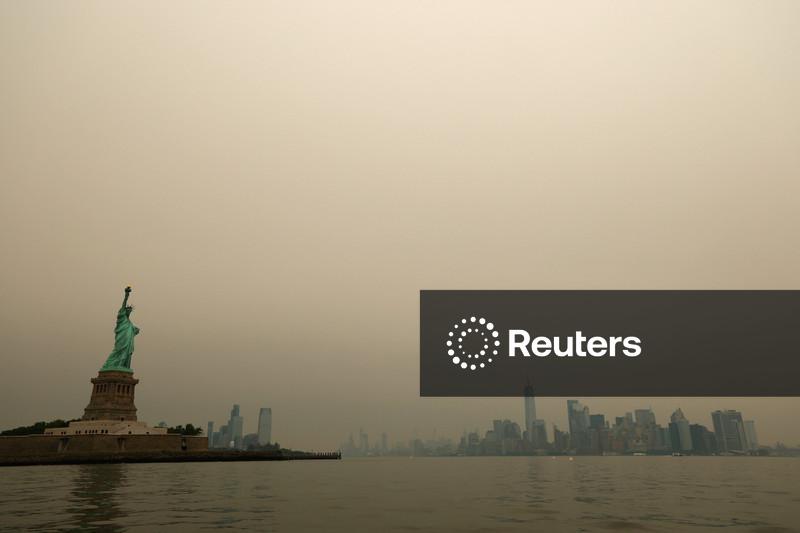 Chuva deve dissipar fumaça de incêndios florestais em Nova York antes da final da Copa do Mundo, mas riscos permanecem
