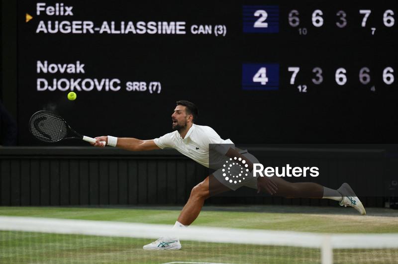 Djokovic derrota Auger-Aliassime e volta às semifinais de Wimbledon para enfrentar Sinner
