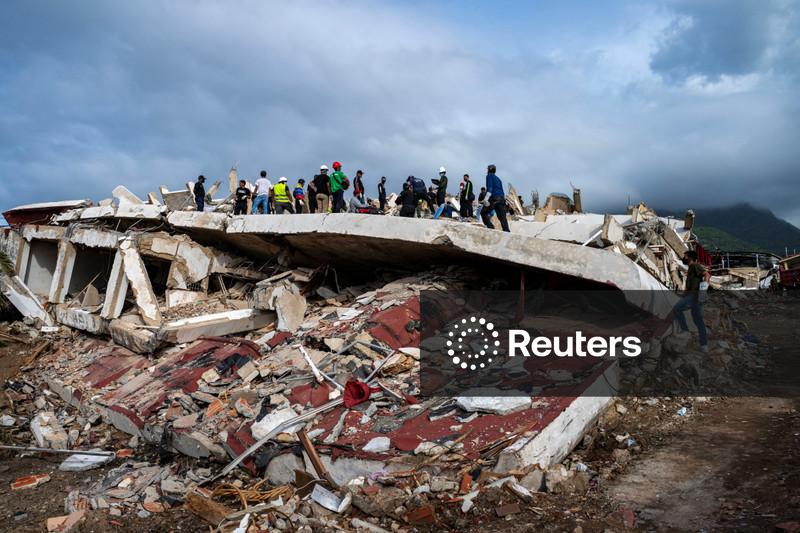 Após terremotos na Venezuela, cidadãos lideram resgate em meio a acusações de roubo contra militares