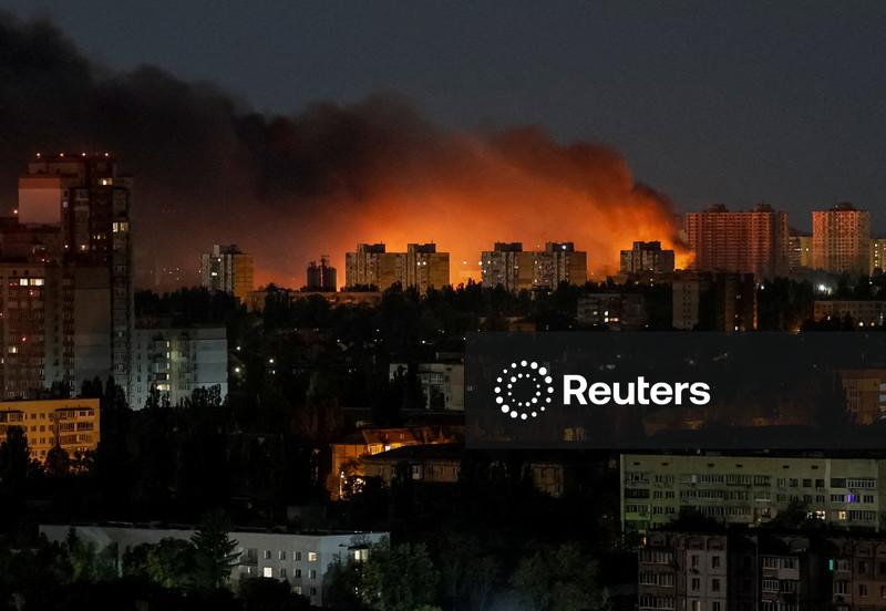 Rússia diz que grandes ataques na madrugada contra a Ucrânia atingiram fábricas militares e três navios