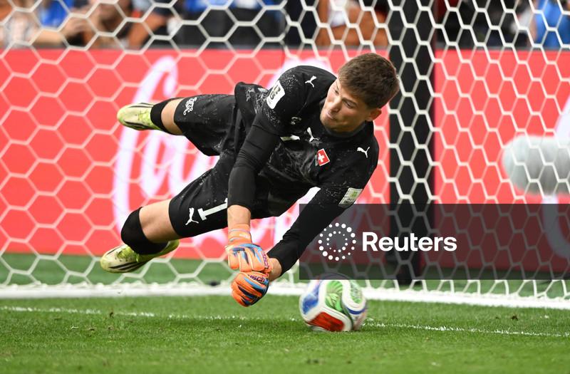 Goleiro Kobel celebra “conquista enorme” da Suíça antes de encarar Argentina