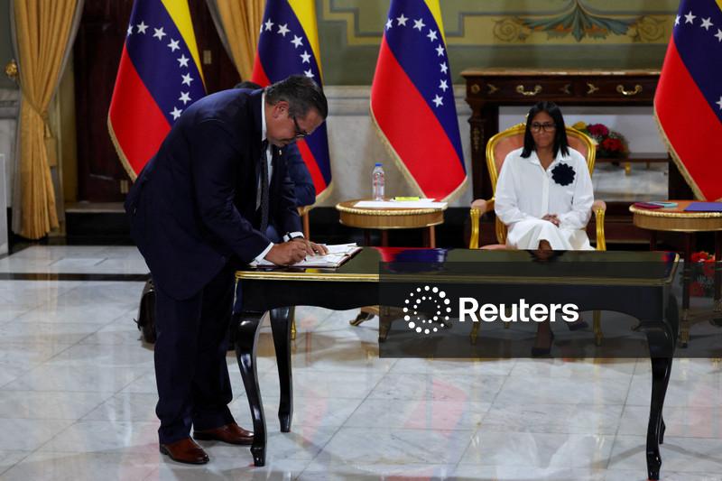 Executivos do setor petrolífero correm para concluir migração de contratos na Venezuela, dizem fontes