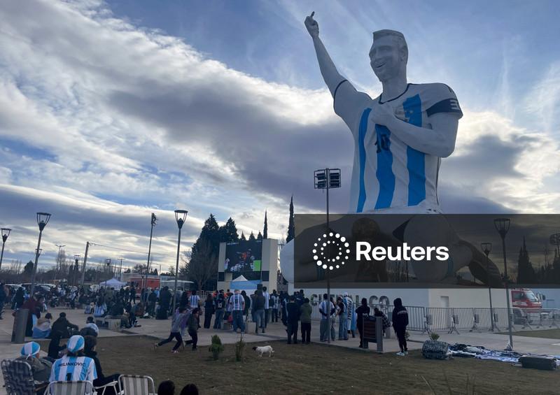 Em cidade da Patagônia com uma estátua de Messi de 26 metros de altura, argentinos comemoram vaga na final da Copa do Mundo