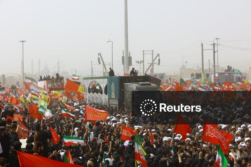 Petroleiros são atingidos em Ormuz; no Irã milhões participam de funeral de Khamenei