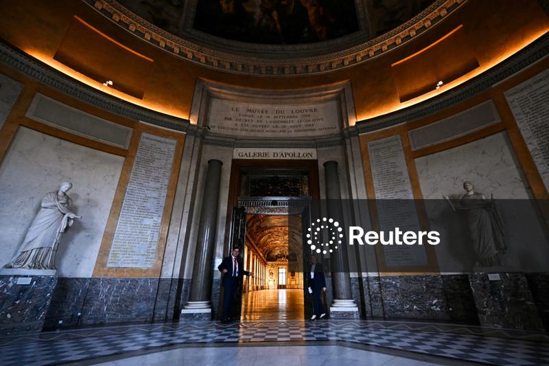 Galeria de Apolo do Louvre reabre sem joias em exposição após roubo