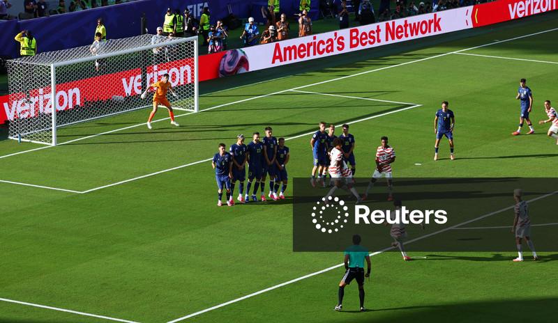 Estados Unidos superam expulsão para vencer a Bósnia e chegar às oitavas de final