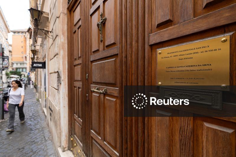 Membros de grupo católico rebelde foram excomungados, afirma Vaticano