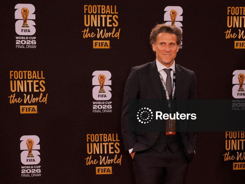 Uruguai contrata Forlán como técnico após fracasso na Copa do Mundo