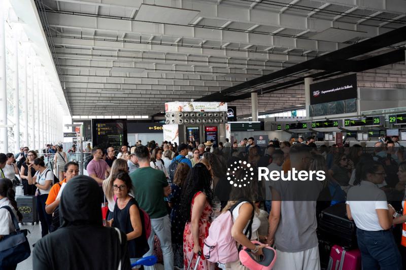 Cinzas do vulcão Etna provocam fechamento prolongado do aeroporto de Catânia, prejudicando viagens na alta temporada