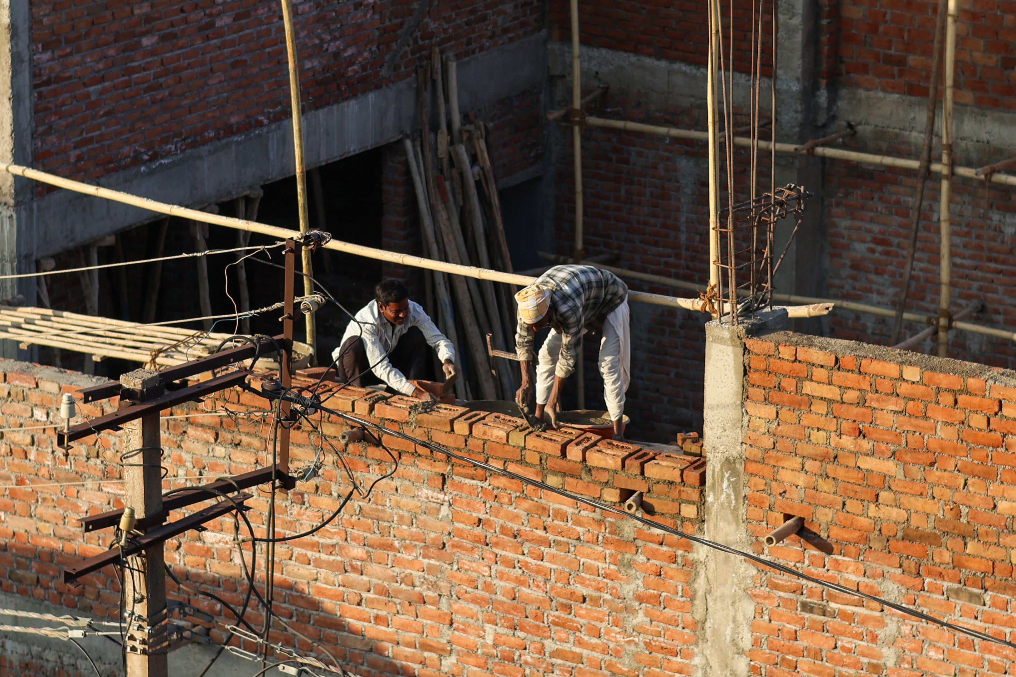 Trabalhador da construção civil em andaime — Foto: Divulgação