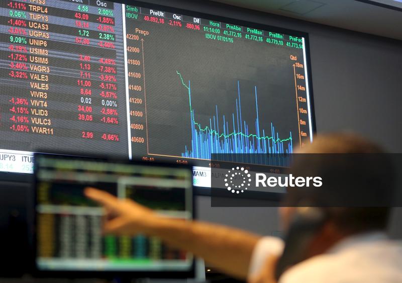 Ibovespa ensaia trégua após maior série de quedas desde 2023; Casas Bahia desaba mais de 30%