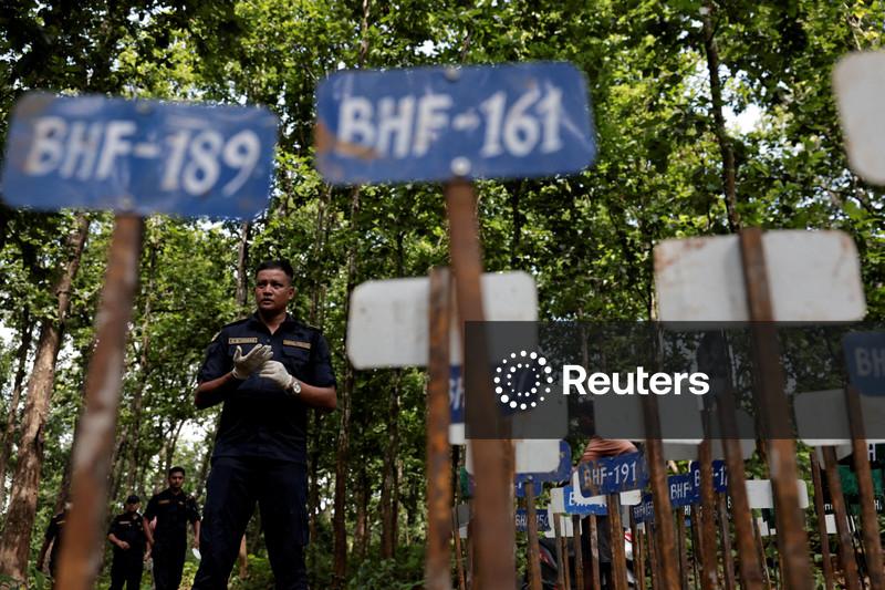 Nepal inicia enterros coletivos de vítimas não identificadas de  enchentes, enquanto famílias procuram desaparecidos