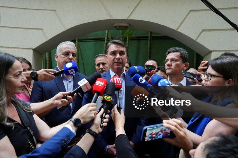 Flávio Bolsonaro diz que pretende criar Ministério da Segurança Pública se for eleito