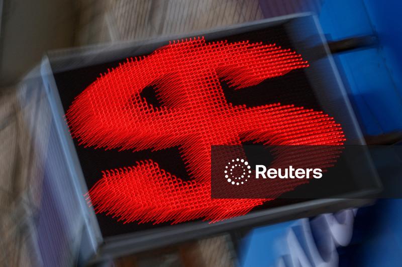 Dólar sobe contra o real com cautela externa
