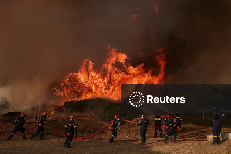 Equipes gregas combatem incêndio florestal pelo 4º dia consecutivo