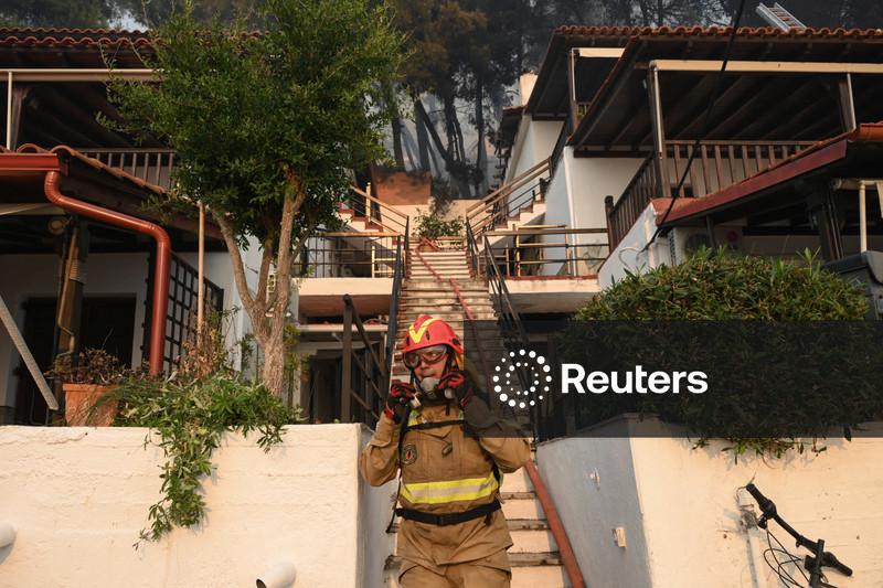 Turistas fogem enquanto incêndio se aproxima de vila turística na Grécia