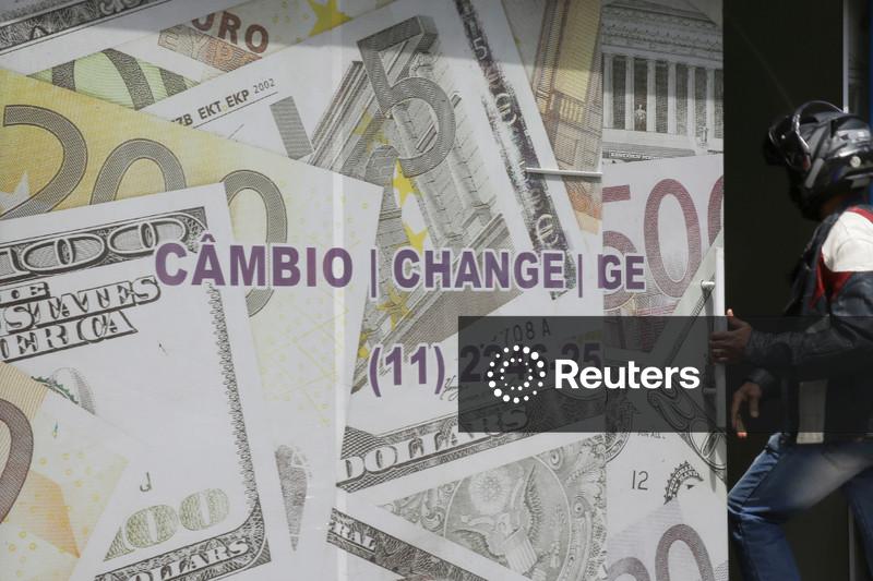 Dólar acompanha exterior e fecha com leve alta em dia de leilões do BC