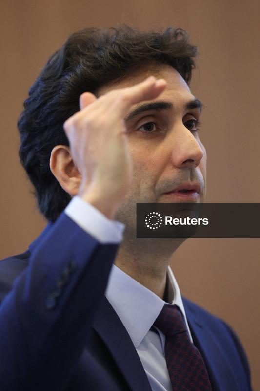 Galípolo diz ser normal que alta do crédito amplie endividamento, mas demonstra preocupação