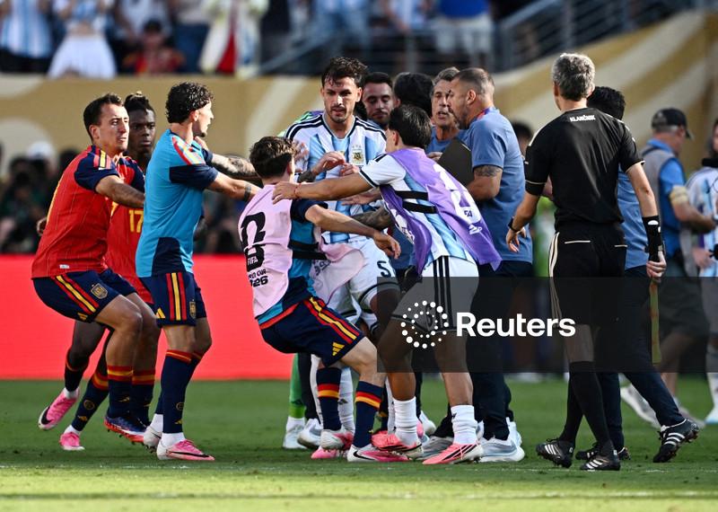 Fifa pune Argentina por faixa sobre Malvinas e Paredes por incidente na final da Copa do Mundo